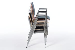 Die Armlehnenstühle nehmen gestapelt wenig Platz ein Die Armlehnenstühle nehmen gestapelt wenig Platz ein